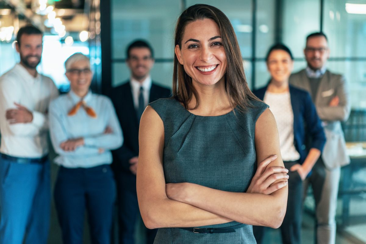 Equipe de limpeza e facilities em ambiente corporativo